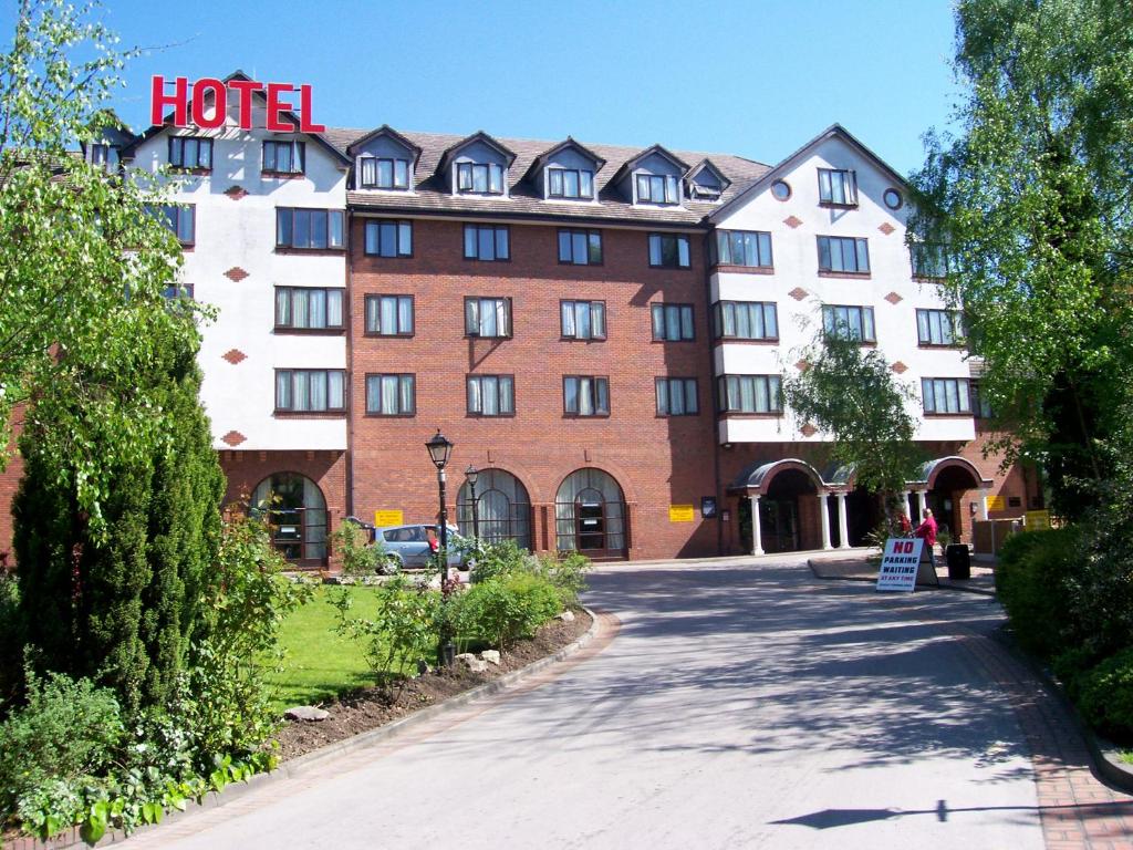 曼彻斯特不列塔尼亚乡村别墅酒店及Spa中心的前面有标志的酒店