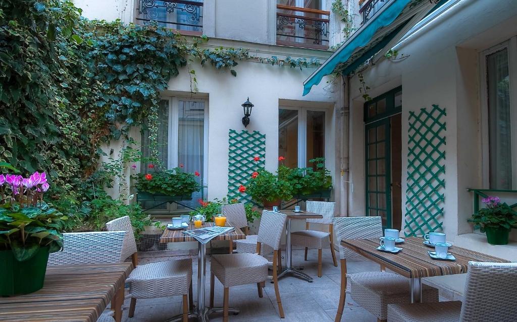 巴黎Hôtel de l'Alma by Malone的户外庭院设有桌椅和植物