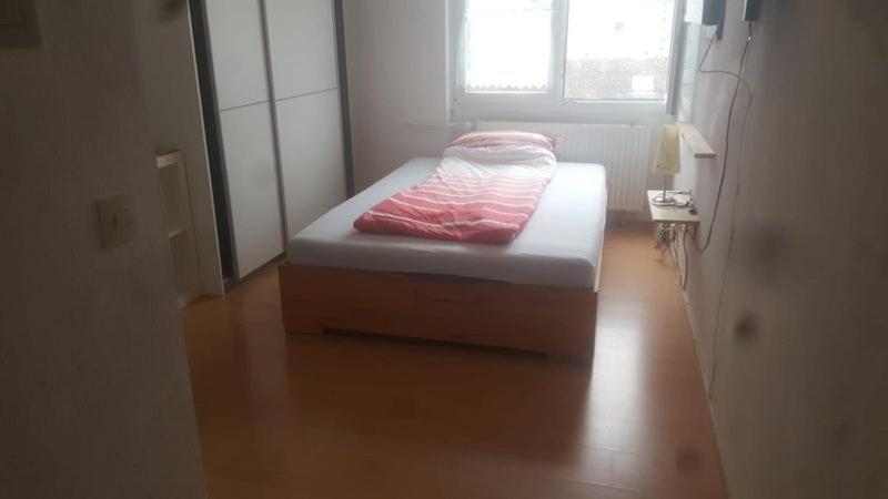 美因茨Appartement Altstadt Mainz的铺有木地板的客房内的一张小床