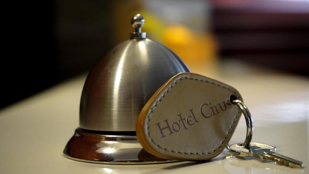 普雷代亚尔Hotel Cirus的金属物体,上面写有酒店俱乐部的字样