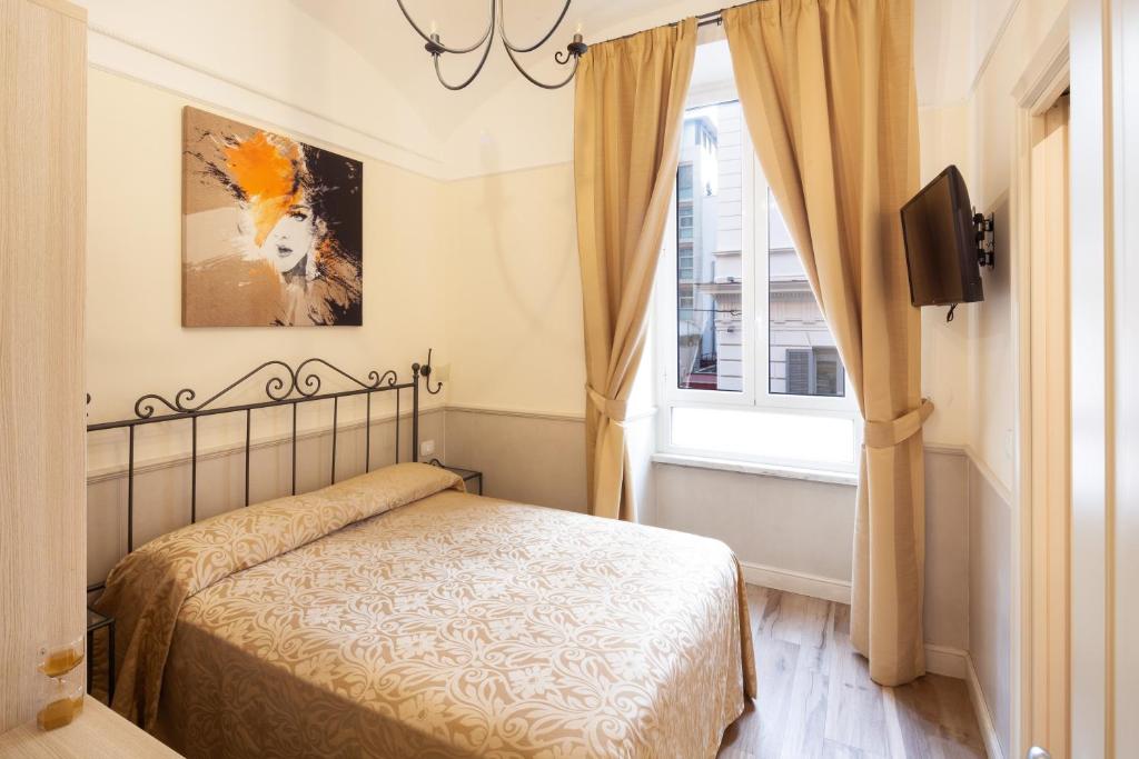 罗马弗拉维亚酒店的一间卧室设有一张床和一个窗口