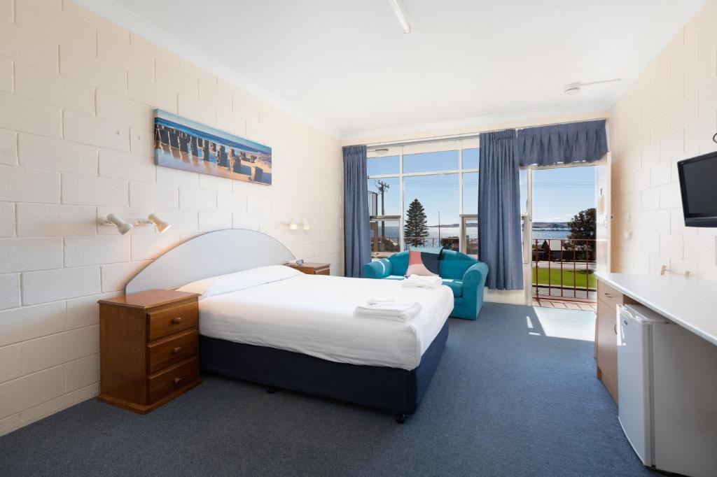 林肯港Blue Seas Motel的酒店客房,配有床和电视