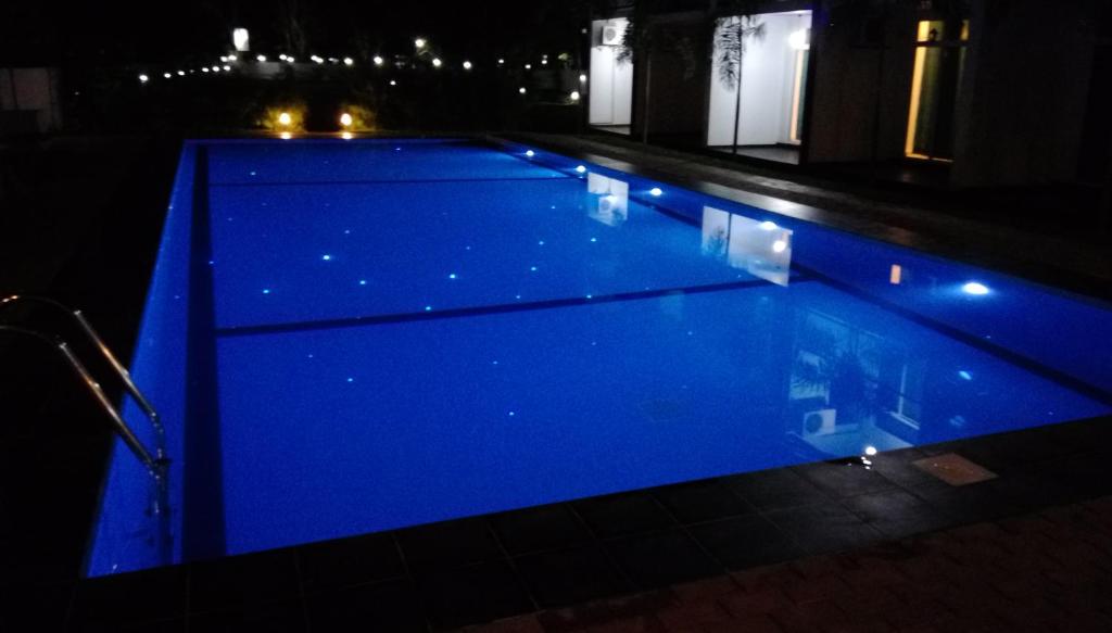 卡特勒格默桑维尔旅游度假村的夜晚带灯光的蓝色游泳池