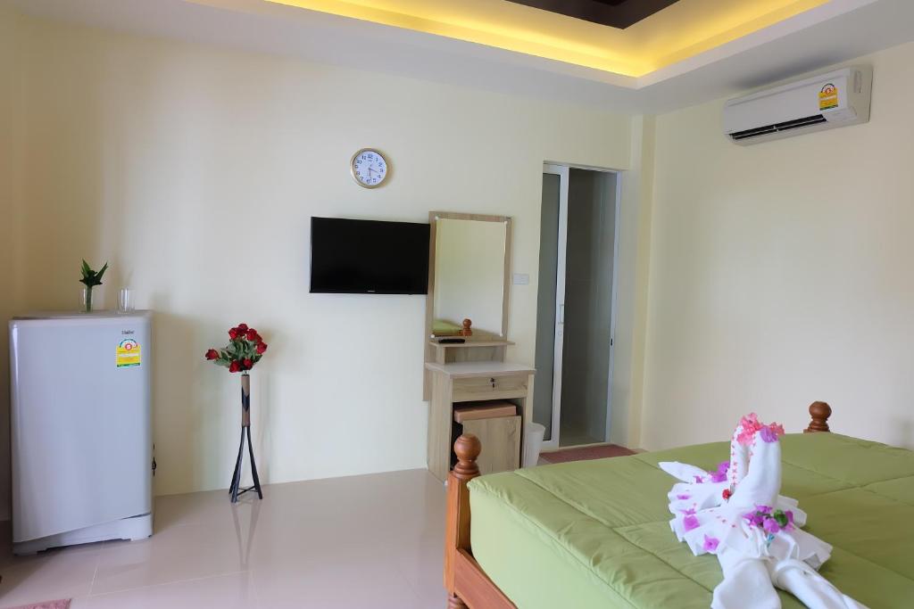 象岛乔客度假酒店的客房设有床和冰箱。