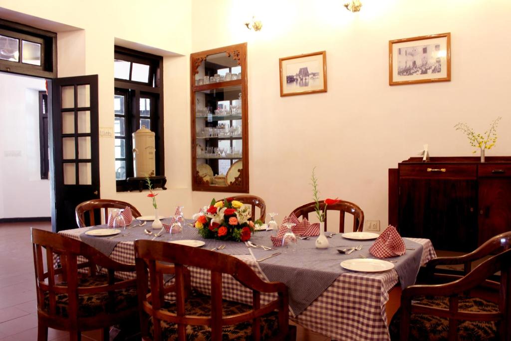 提喀迪Lake Palace的用餐室,配有鲜花桌