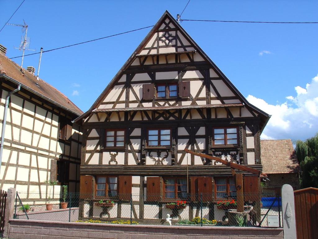 Uttenheim奥黛丽吉恩旅馆的一座半木结构的老建筑