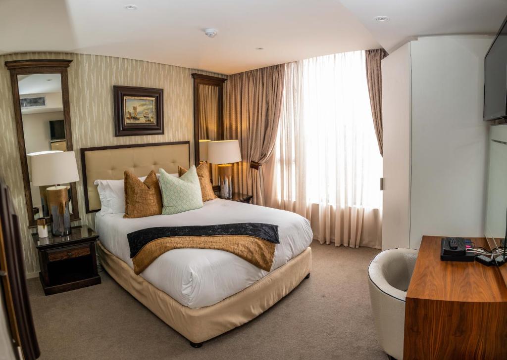 巴利托Zimbali Suite 414的酒店客房设有一张床和一个大窗户