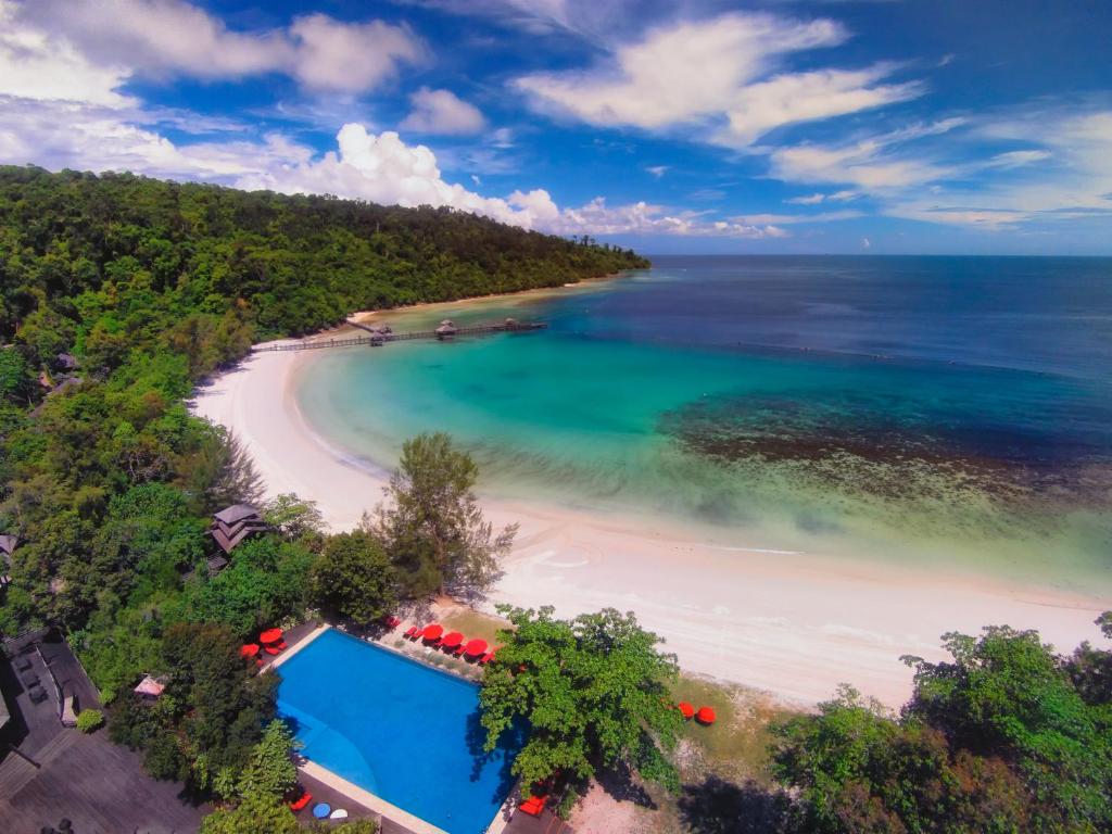 加亚岛布加拉亚岛温泉度假村的海滩空中景泳池