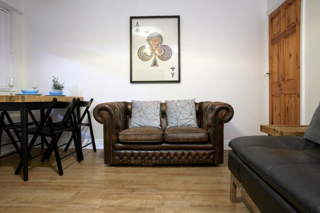 利兹Spacious Stylish Residence的客厅配有棕色沙发和桌子