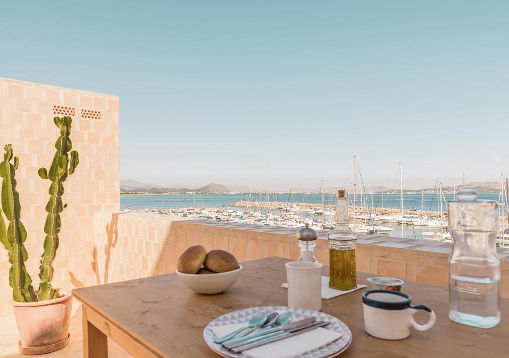 坎皮卡福特Moll Petit Apartments - Turismo de Interior的餐桌上放着一盘食物的桌子,享有美景