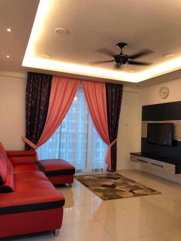 怡保KJ Homestay Casa Kayangan的客厅配有红色沙发和电视