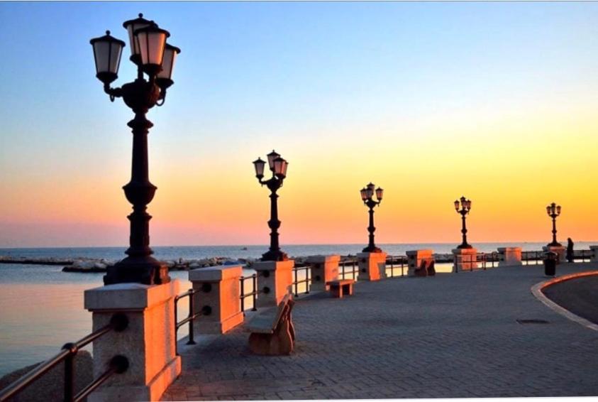 巴里Palazzo Grigio的海滩上一排路灯和长椅