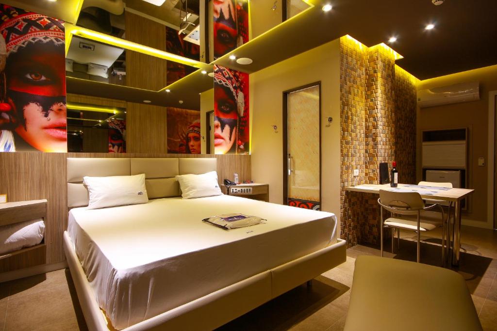 奥萨斯库莫泰高尔夫情趣酒店（仅限成人）的酒店客房带床和酒吧