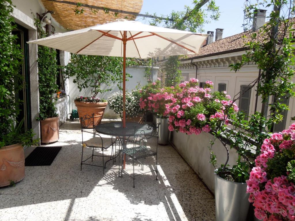 米兰安提卡洛坎达酒店的庭院配有桌椅和鲜花