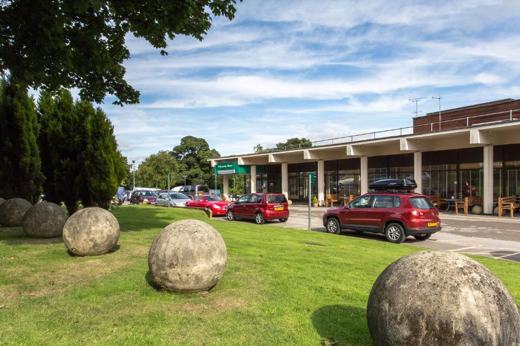 布拉姆霍普大不列颠利兹布拉福德机场酒店的一群坐在建筑物前面的草上的小球