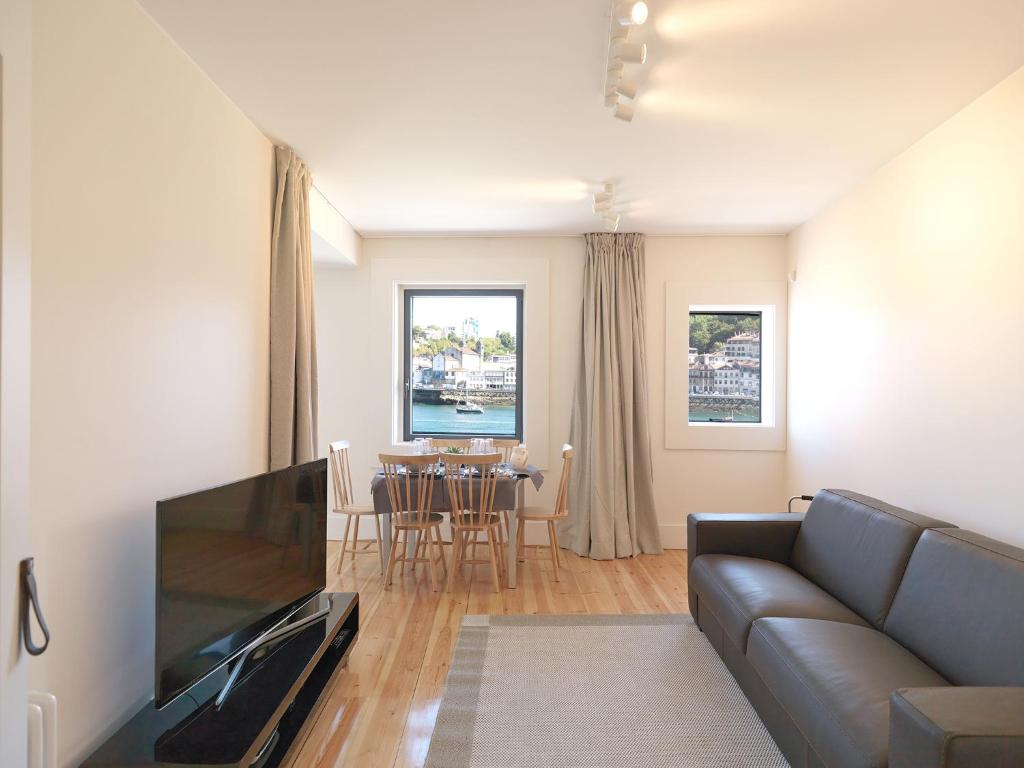 加亚新城FLH Luxury Porto River View的客厅配有沙发和桌子