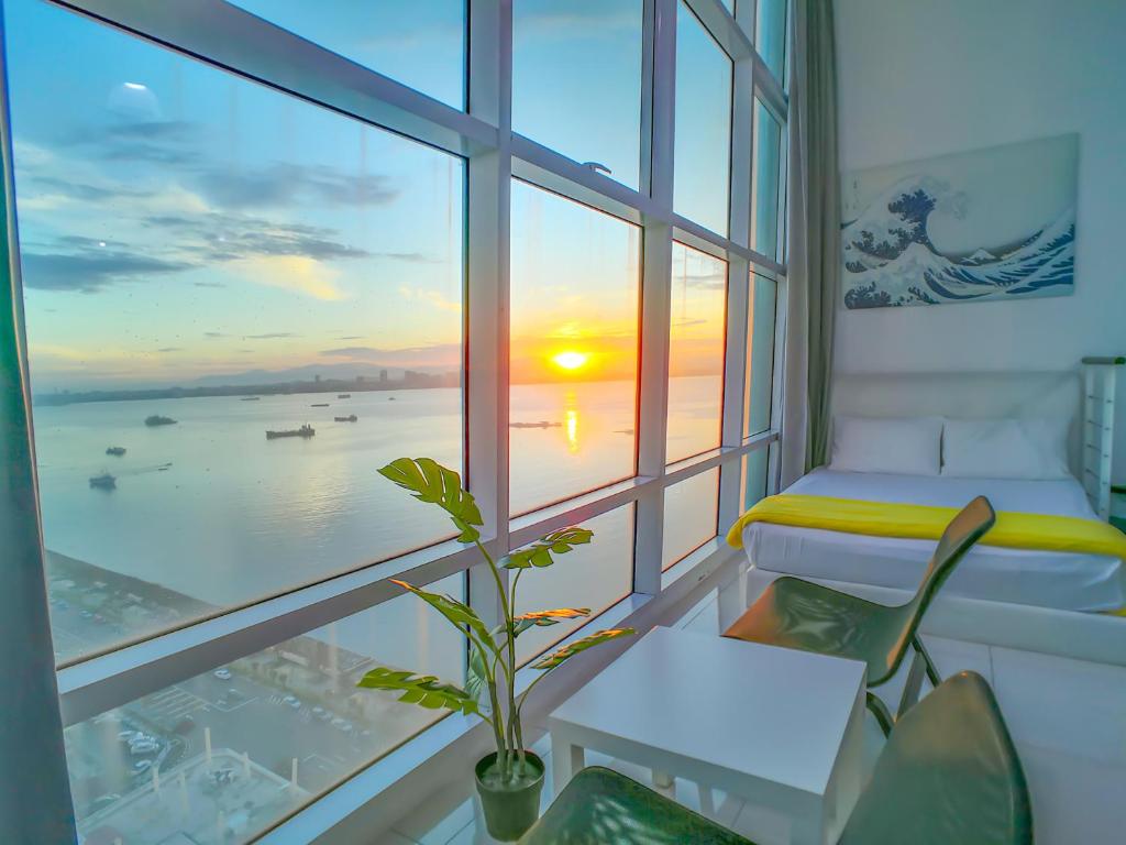 乔治市Maritime Suites by Comfy的客房设有海景窗户。