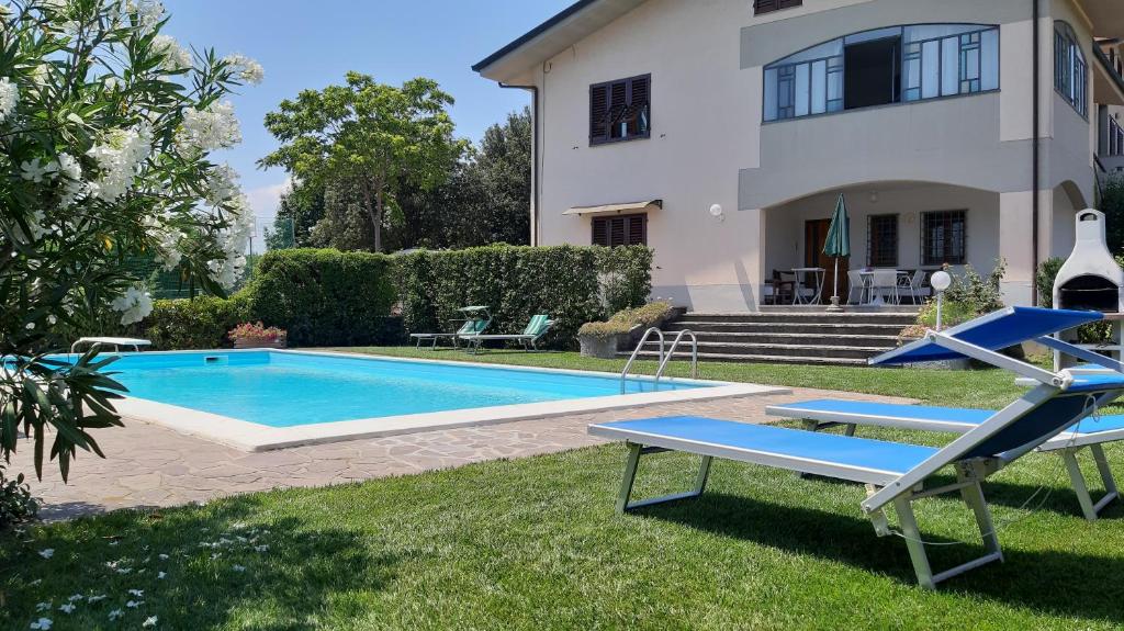 兰波雷基奥La Casa delle Rondini的一座带游泳池和房子的别墅