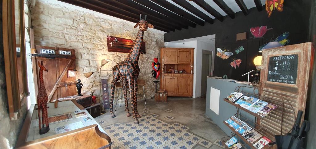 阿利坎特巴里奥布提克旅舍的墙上装饰有长颈鹿的房间
