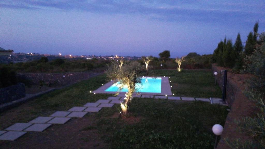 Aci CatenaB&B Il Vulcano的后院,晚上设有游泳池
