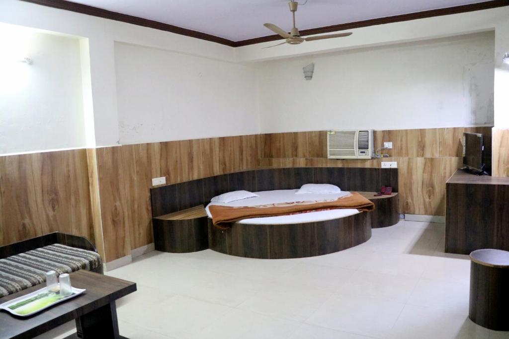 伯杰默里Jain Residency的中间设有一张床的房间
