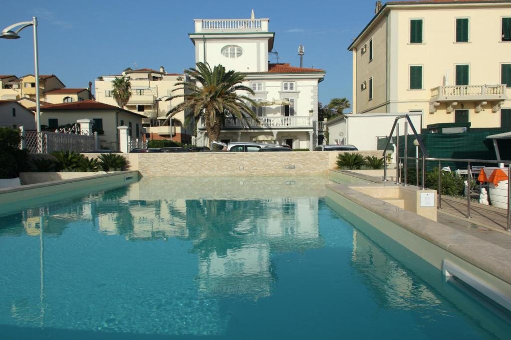 圣温琴佐彼雅尼别墅酒店的蓝色的海水,有建筑背景
