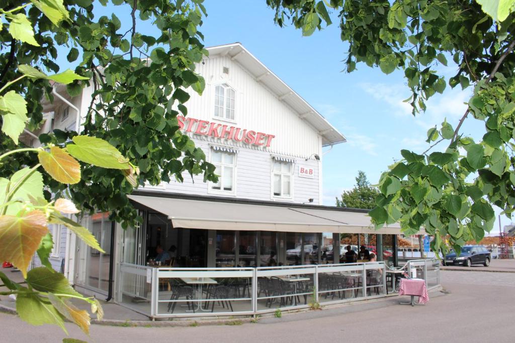卡尔马Stekhuset B&B的白色的建筑,上面标有读书的标志