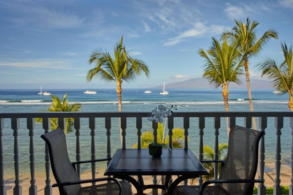 拉海纳Lahaina Shores Beach Resort的俯瞰海滩的阳台配有桌椅