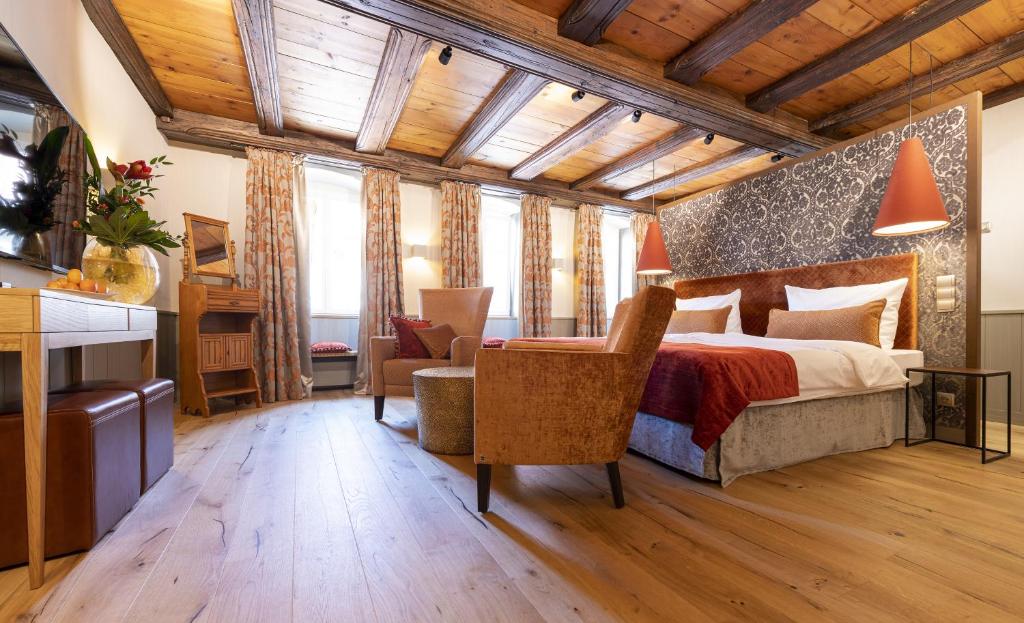 罗滕堡浪漫马库斯图姆酒店的一间卧室配有一张特大号床和一张书桌