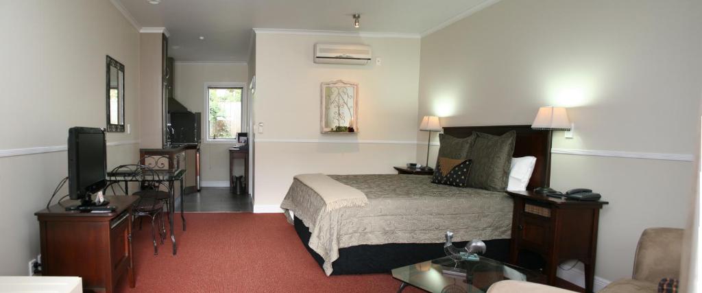 旺阿雷波尔多旅馆 的酒店客房设有床和客厅。