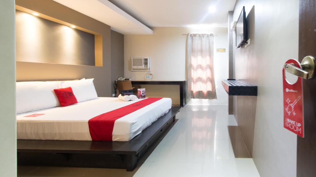 拉瓦格Westgate Hotel的酒店客房设有床和窗户。