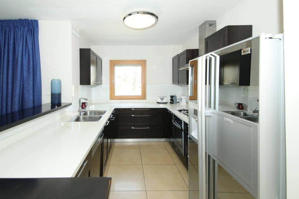 耶路撒冷205 - King David Residence - Jerusalem-Rent的厨房配有白色的柜台和冰箱。