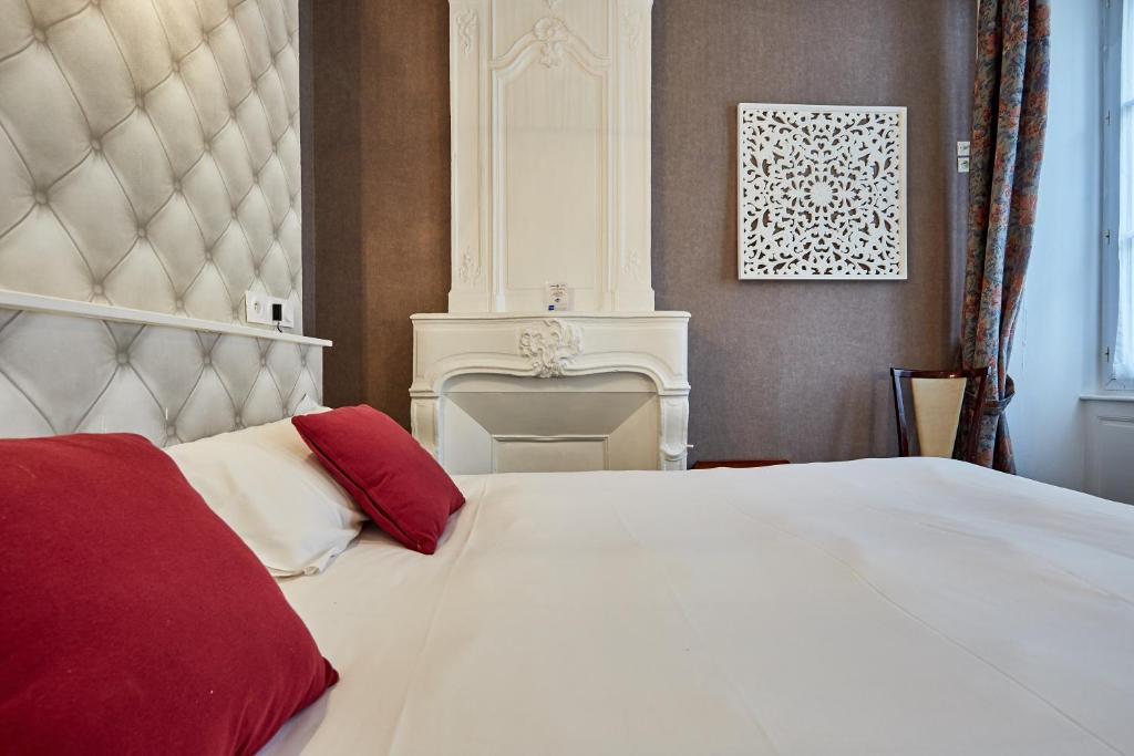 凯恩圣埃狄安娜酒店的卧室配有白色的床和壁炉
