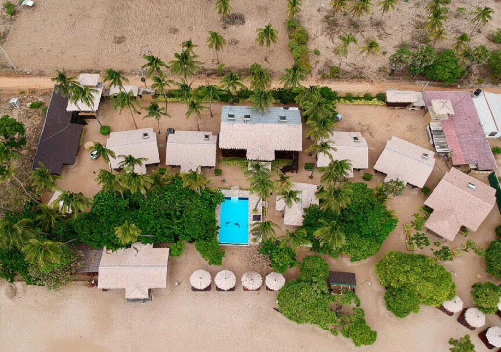 尼拉瓦利Nilaveli Beach Resort - Level 1 Certified的享有带游泳池的度假村的空中景致