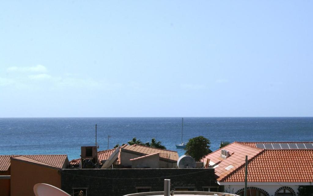 圣玛丽亚Home sweet home的从建筑屋顶上可欣赏到海景