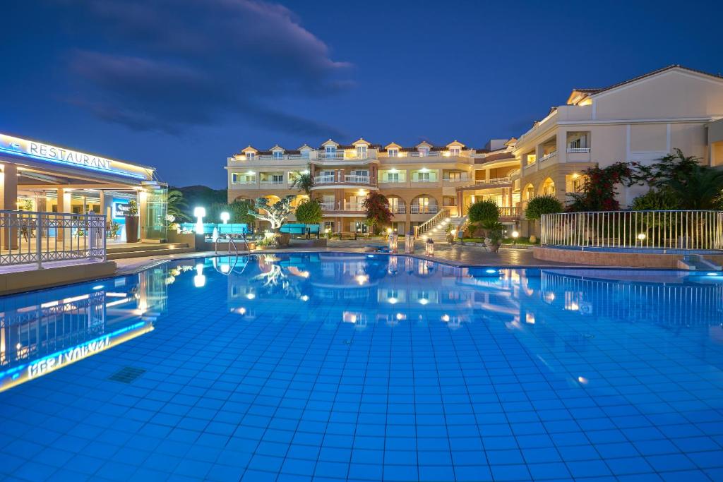 卡拉马孔Ionion Blue Hotel Zante的夜间在大楼前的游泳池