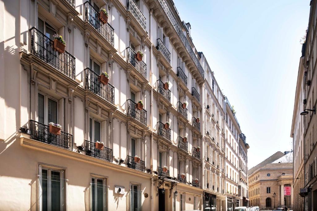 巴黎鲍尔肯大酒店的街道上带阳台的大型白色建筑
