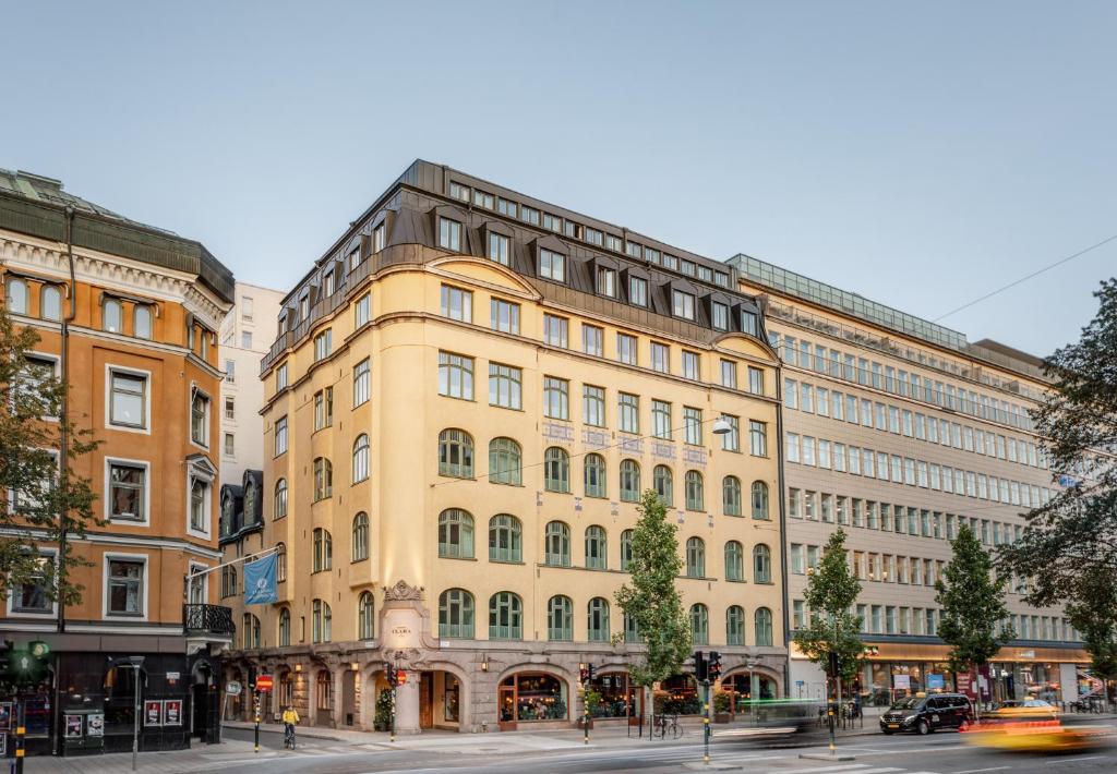 斯德哥尔摩Miss Clara by Nobis, Stockholm, a Member of Design Hotels™的一条城市街道上的黄色大建筑