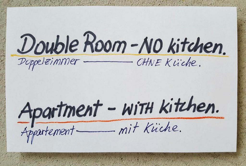 不莱梅洛夫特76号公寓的标牌上写着“圆点”的房间,没有厨房,只能预约厨房