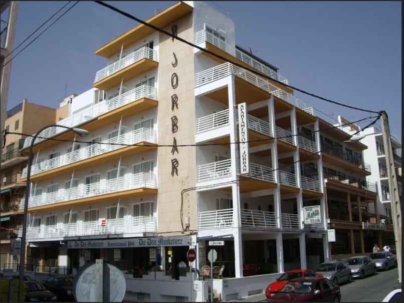埃尔阿雷纳尔霍巴公寓酒店的建筑的侧面有标志