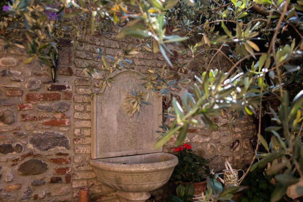 索马伦巴多A due passi dal Castello的砖墙里厕所的雕像