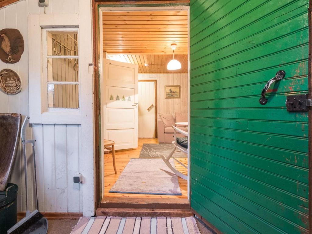 TallnäsHoliday Home Puutarhurin mökki by Interhome的一间设有绿色墙壁和门的房间