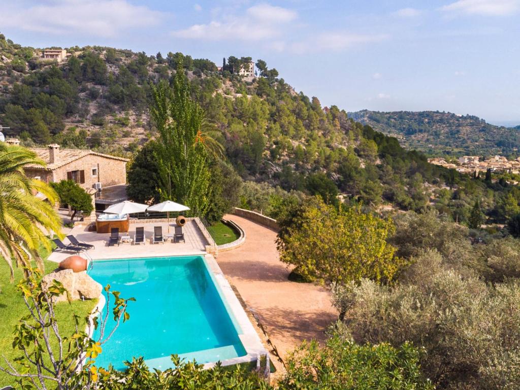 曼科尔德拉瓦利Villa Santa Llucia by Interhome的游泳池别墅的图象