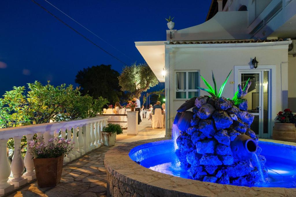 贝尼蔡斯凯森布里奇酒店的夜晚在房子前面的蓝色喷泉