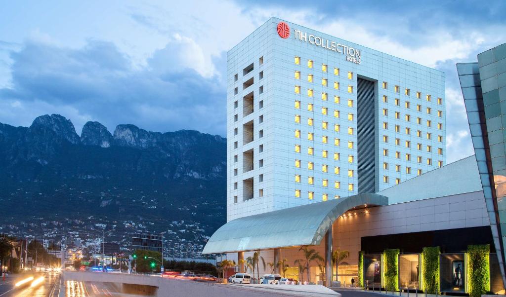 蒙特雷蒙特雷圣佩德罗乔利酒店的酒店背景是一座山地建筑