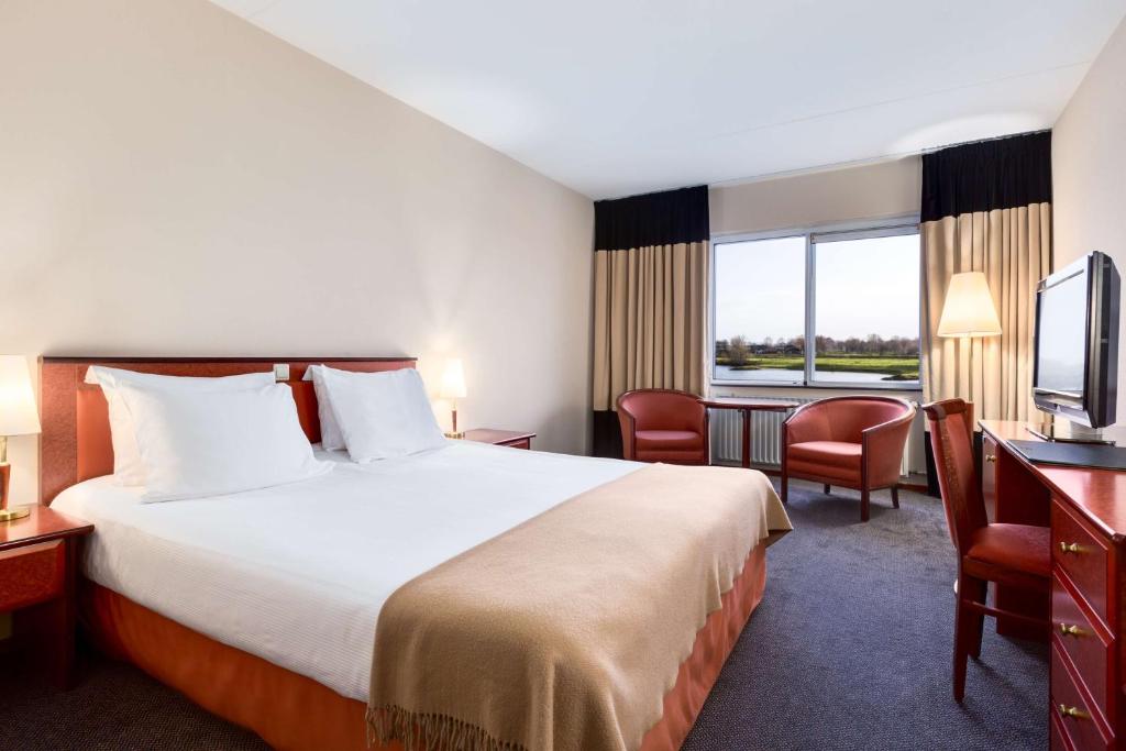 阿纳姆阿纳姆莱克NH酒店的酒店客房设有一张大床和一台电视。