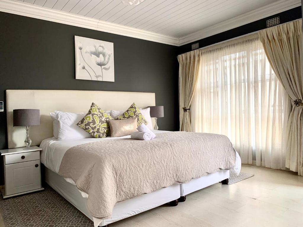 乌姆塔塔Resthaven Guest House的一间卧室设有一张大床和一个窗户。