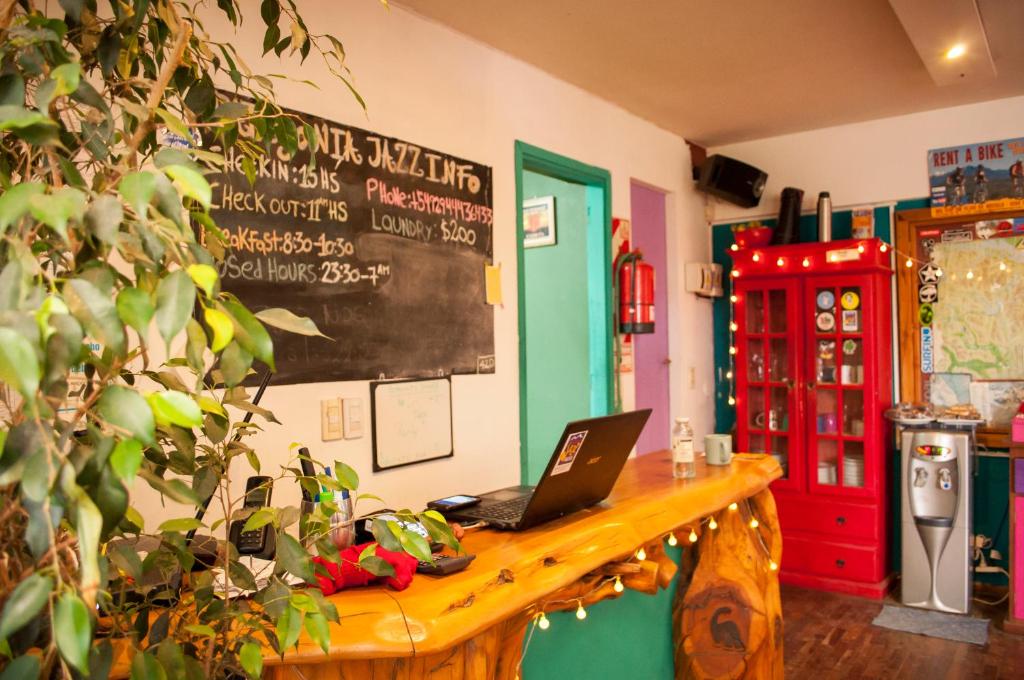 圣卡洛斯-德巴里洛切Patagonia Jazz Hostel的坐在教室木桌旁的笔记本电脑