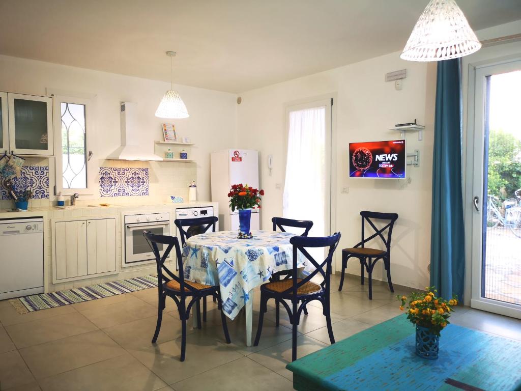 托雷拉皮罗TorreBlu Residence的厨房配有桌椅和冰箱。