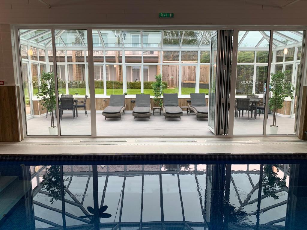 滕比海伍德Spa酒店的从大楼内可以欣赏到游泳池的景色